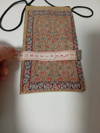 Bolsito para móvil y llaves con diseño de alfombra