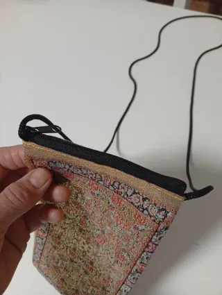 Bolsito para móvil y llaves con diseño de alfombra