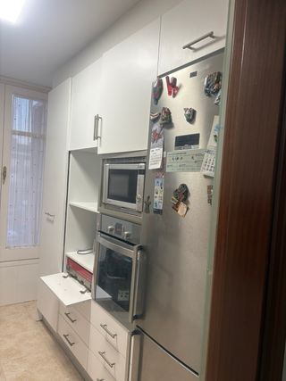 Muebles de cocina blancos y madera