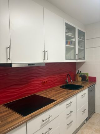 Muebles de cocina blancos y madera