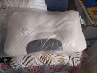 Almohada cervical beige y gris