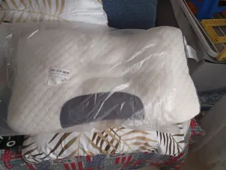 Almohada cervical beige y gris