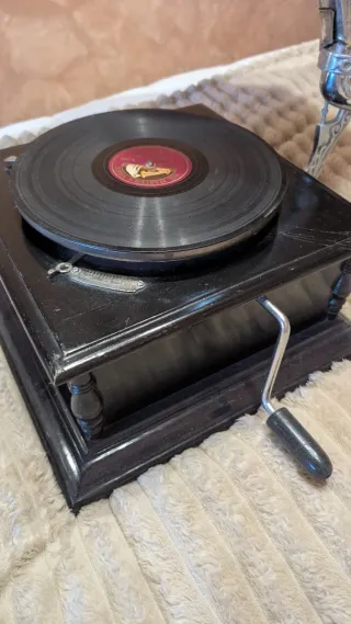 Gramola antigua con altavoz de trompeta.