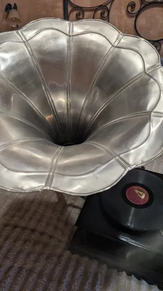 Gramola antigua con altavoz de trompeta.