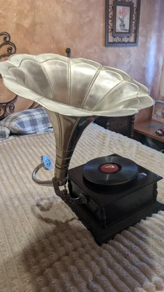 Gramola antigua con altavoz de trompeta.