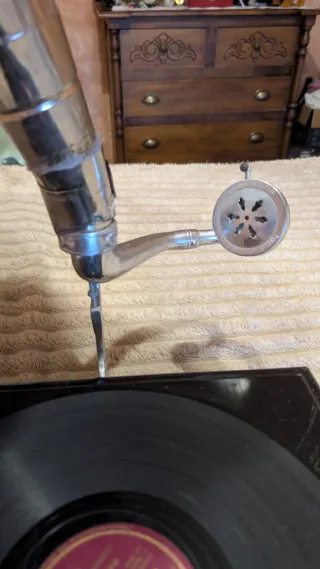 Gramola antigua con altavoz de trompeta.