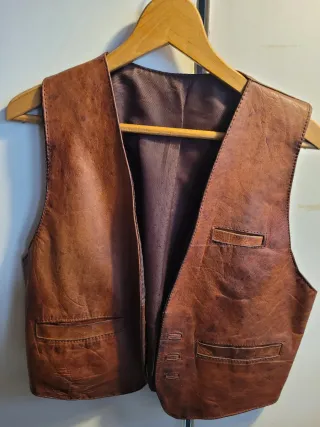 Chaleco de piel marrón