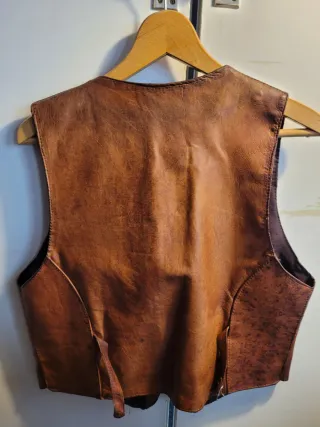 Chaleco de piel marrón