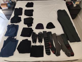 ROPA DE ESQUÍ DE UN SÓLO USO.