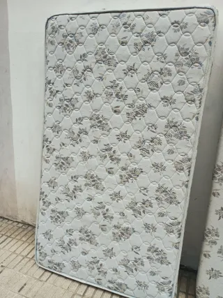 Colchón y Base con patas 1.05x1.80