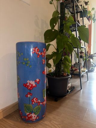 Paragüero de cerámica azul con flores