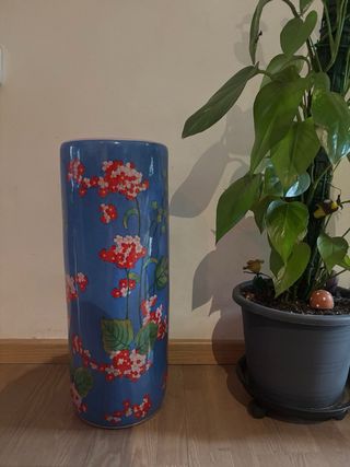 Paragüero de cerámica azul con flores