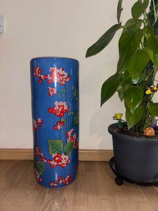 Paragüero de cerámica azul con flores