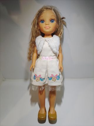 Muñeca Nancy con vestido y capucha