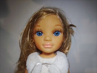 Muñeca Nancy con vestido y capucha