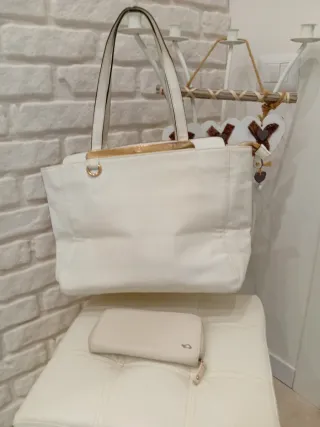 Borsa e portafoglio bianchi