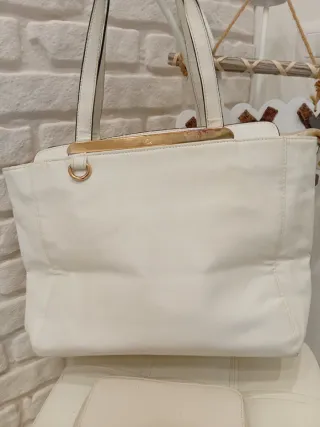 Borsa e portafoglio bianchi