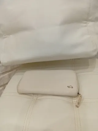 Borsa e portafoglio bianchi