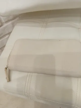 Borsa e portafoglio bianchi