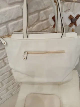 Borsa e portafoglio bianchi