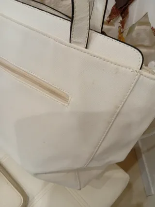 Borsa e portafoglio bianchi