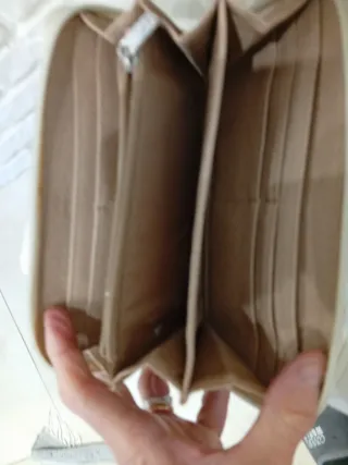 Borsa e portafoglio bianchi