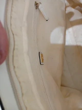 Borsa e portafoglio bianchi