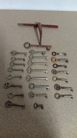 Conjunto llaves antiguas y pieza cerradura.