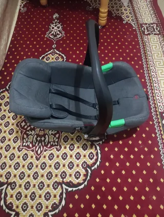 Carro de bebé gris capazode coche cubierta lluvia