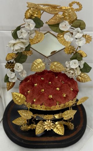 Fanal de cristal con adornos dorados