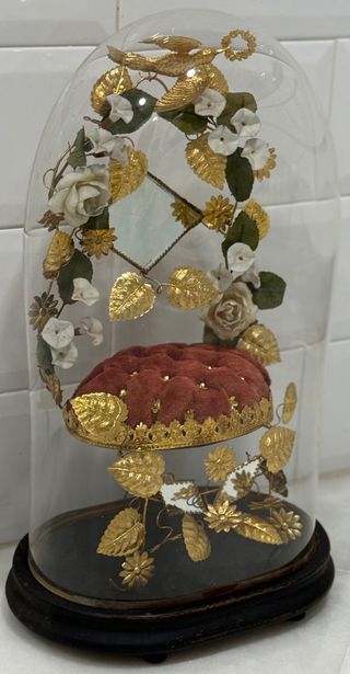 Fanal de cristal con adornos dorados