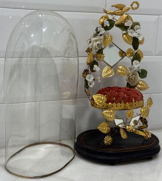 Fanal de cristal con adornos dorados