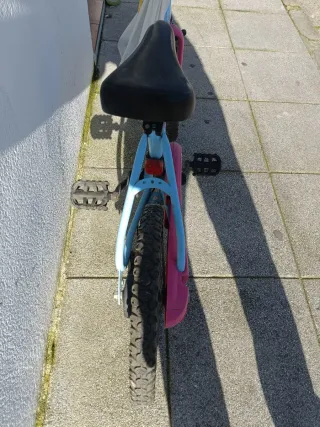 Bicicleta infantil azul y rosa