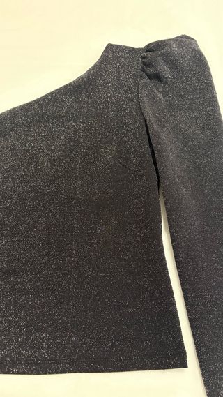 Top asimétrico con purpurina