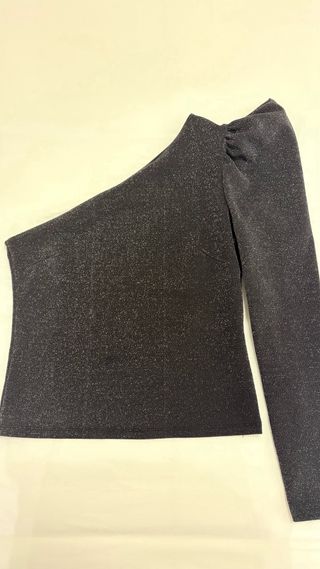 Top asimétrico con purpurina