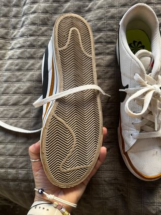 Nike Court Legacy Blancas y Doradas