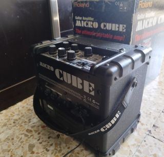 Amplificador Roland Micro Cube + Guitarra