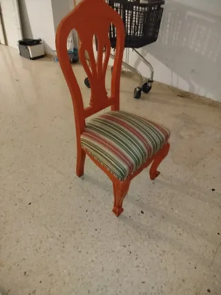 Silla antigua de madera y tela