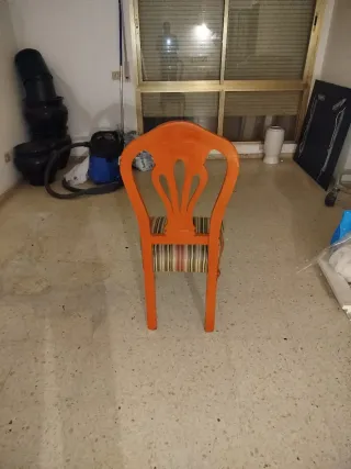 Silla antigua de madera y tela