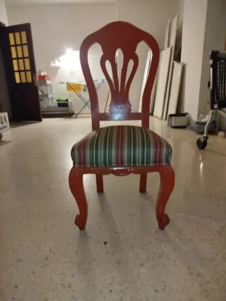 Silla antigua de madera y tela