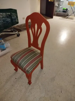 Silla antigua de madera y tela