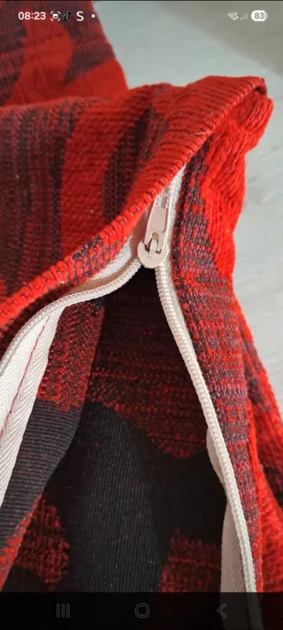 Federe cuscini divano rosse e marroni