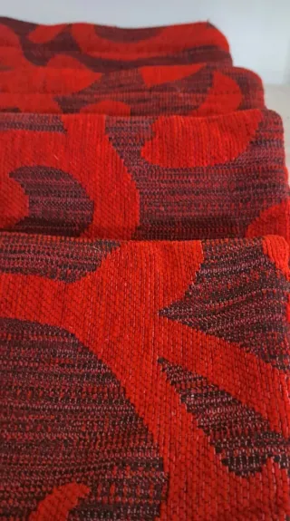 Federe cuscini divano rosse e marroni