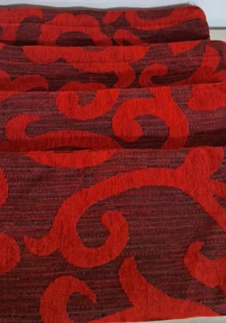 Federe cuscini divano rosse e marroni