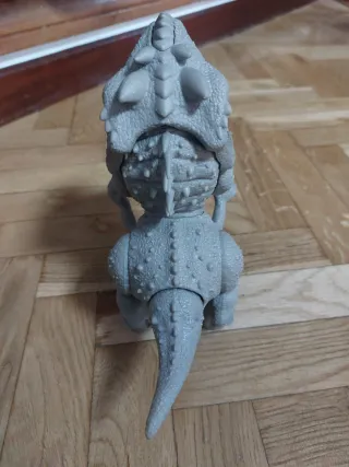 Dinosaurio de juguete gris