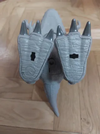 Dinosaurio de juguete gris