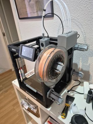 Impresora 3D Negra+ 1 rollo de filamento PLA.