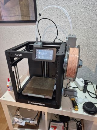 Impresora 3D Negra+ 1 rollo de filamento PLA.