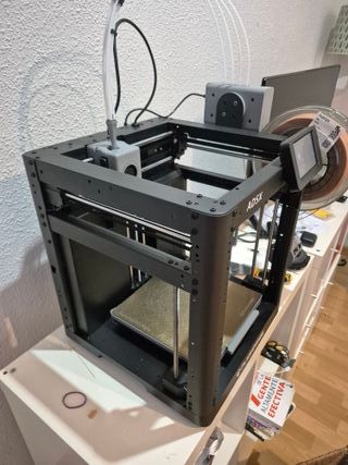 Impresora 3D Negra+ 1 rollo de filamento PLA.