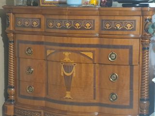 Cómoda de madera con marquetería